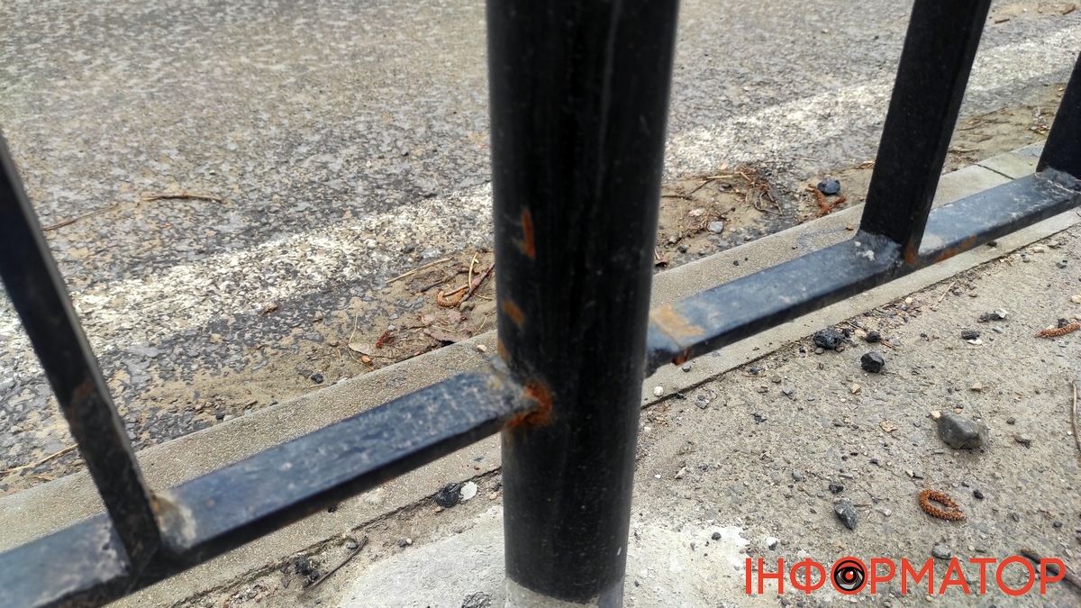 І рік не минув: сталева огорожа у Яремче поіржавіла за кілька місяців 4