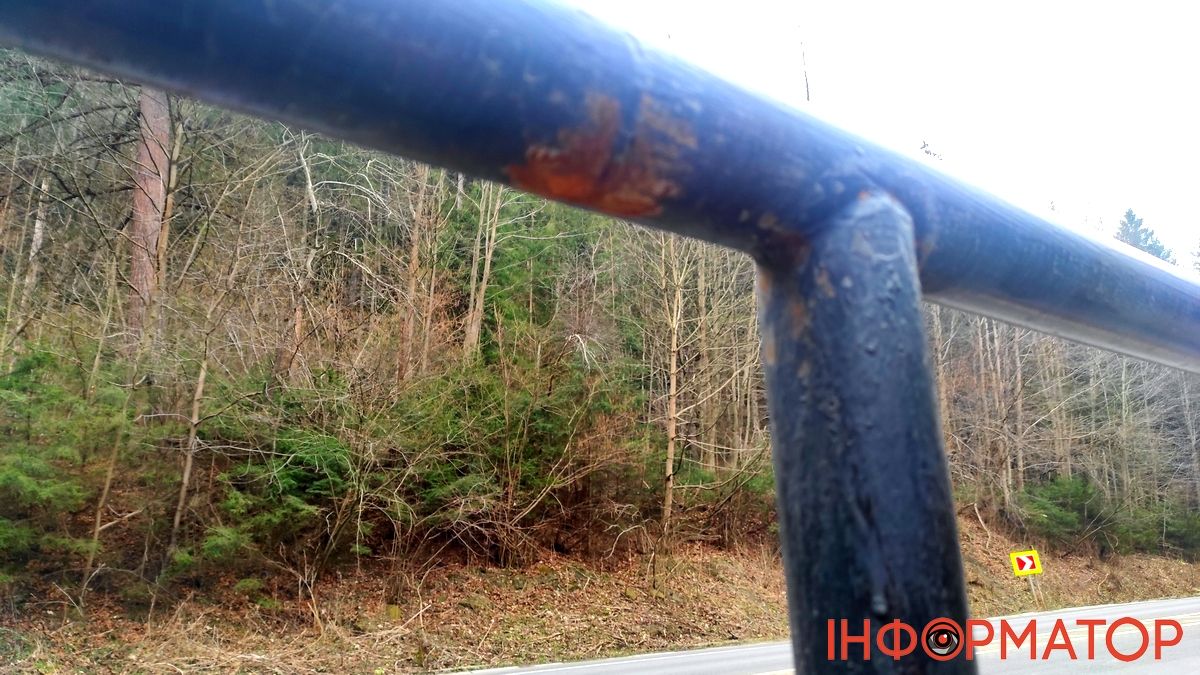 І рік не минув: сталева огорожа у Яремче поіржавіла за кілька місяців 5