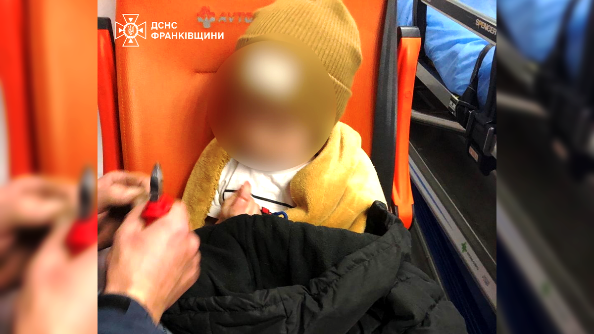 На Прикарпатті рятувальники допомагали витягнути палець дитини з іграшки 1