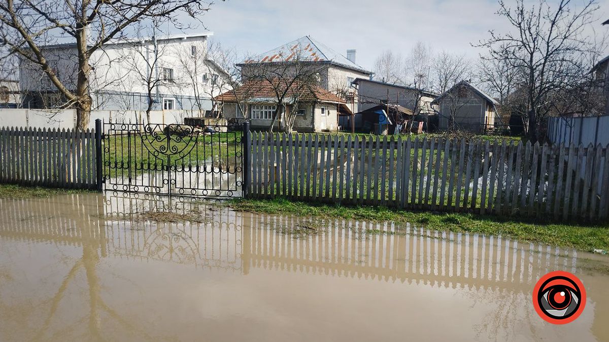 Діставай гондолу: в Коломиї повністю затопило одну з вулиць