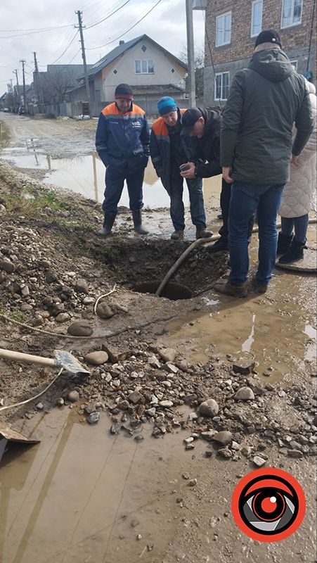 Діставай гондолу: в Коломиї повністю затопило одну з вулиць 7