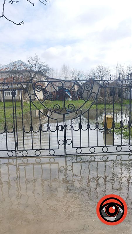 Діставай гондолу: в Коломиї повністю затопило одну з вулиць 6