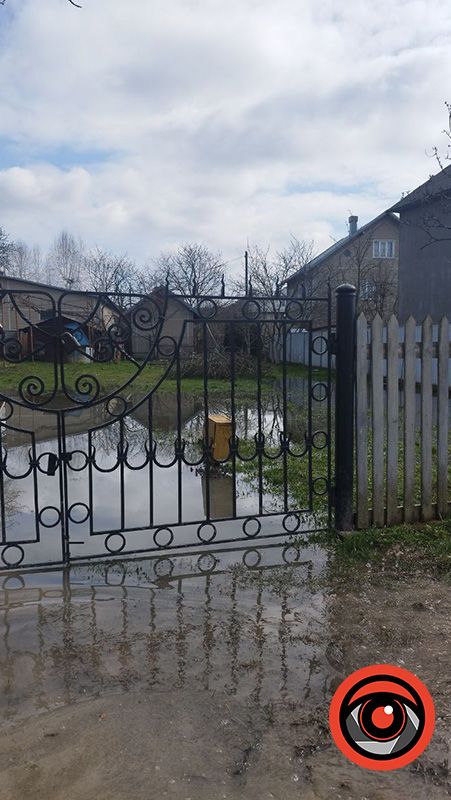 Діставай гондолу: в Коломиї повністю затопило одну з вулиць 5