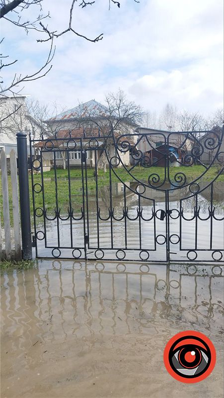 Діставай гондолу: в Коломиї повністю затопило одну з вулиць 3