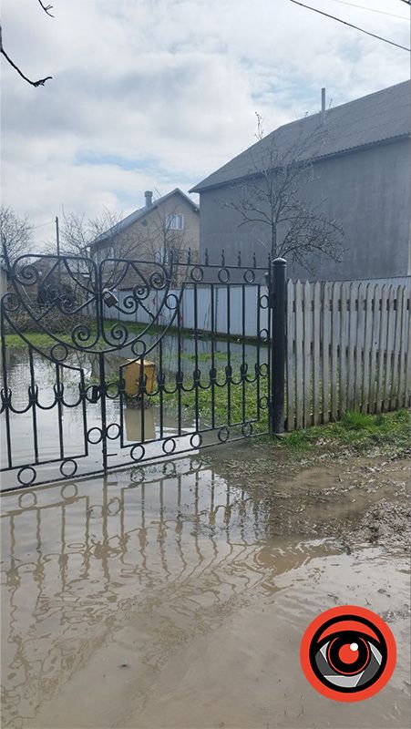 Діставай гондолу: в Коломиї повністю затопило одну з вулиць 2
