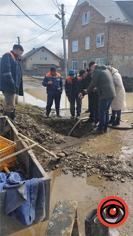 Діставай гондолу: в Коломиї повністю затопило одну з вулиць 1