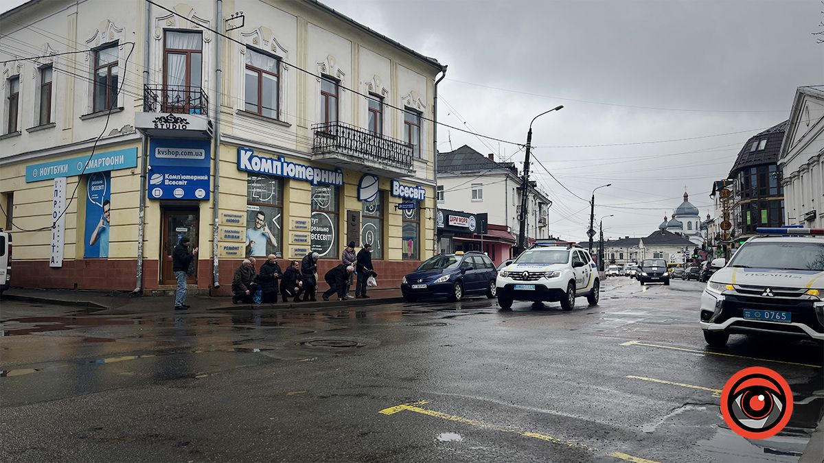 Коломияни зустрічали скорботний кортеж з тілом захисника Івана Борейка 1