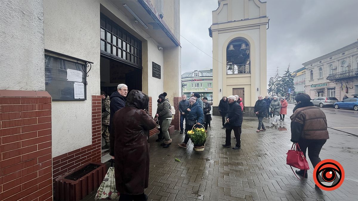Коломияни зустрічали скорботний кортеж з тілом захисника Івана Борейка 11