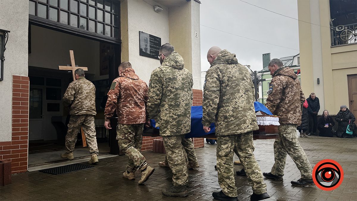 Коломияни зустрічали скорботний кортеж з тілом захисника Івана Борейка 10