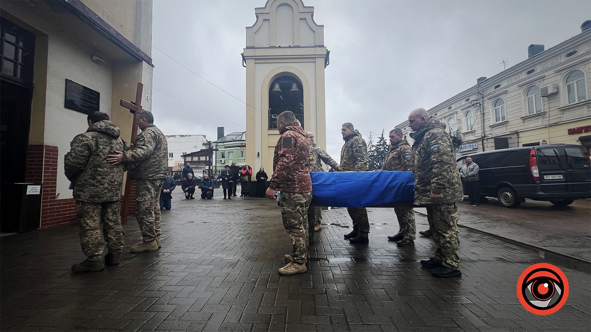 Коломияни зустрічали скорботний кортеж з тілом захисника Івана Борейка 9