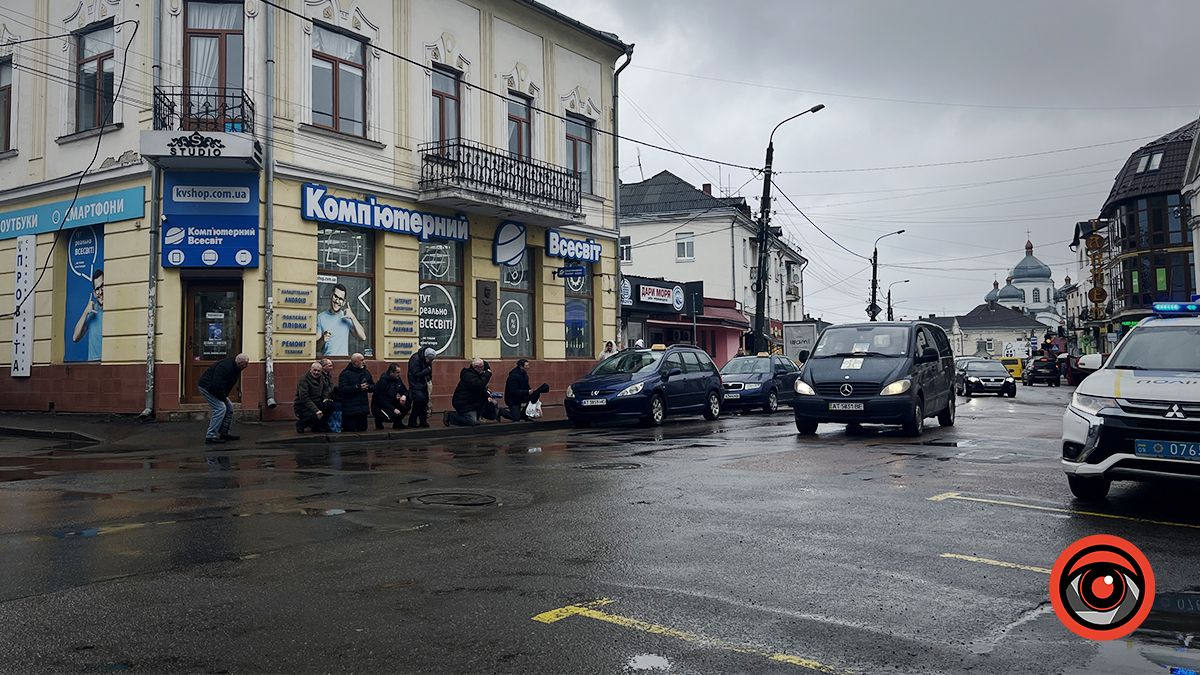 Коломияни зустрічали скорботний кортеж з тілом захисника Івана Борейка 2