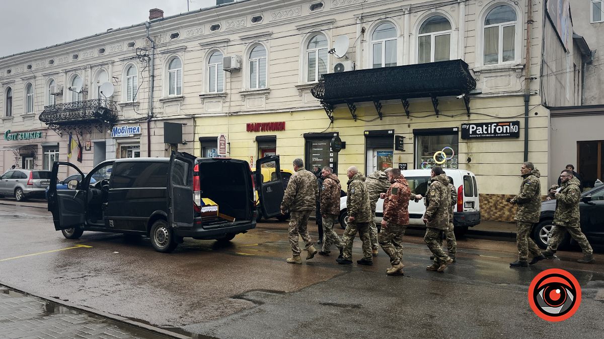 Коломияни зустрічали скорботний кортеж з тілом захисника Івана Борейка 5