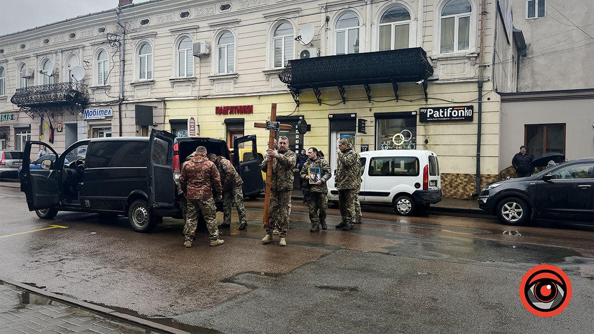 Коломияни зустрічали скорботний кортеж з тілом захисника Івана Борейка 6
