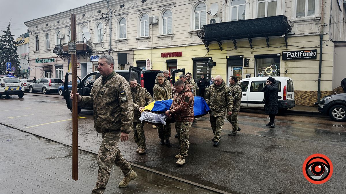 Коломияни зустрічали скорботний кортеж з тілом захисника Івана Борейка 7
