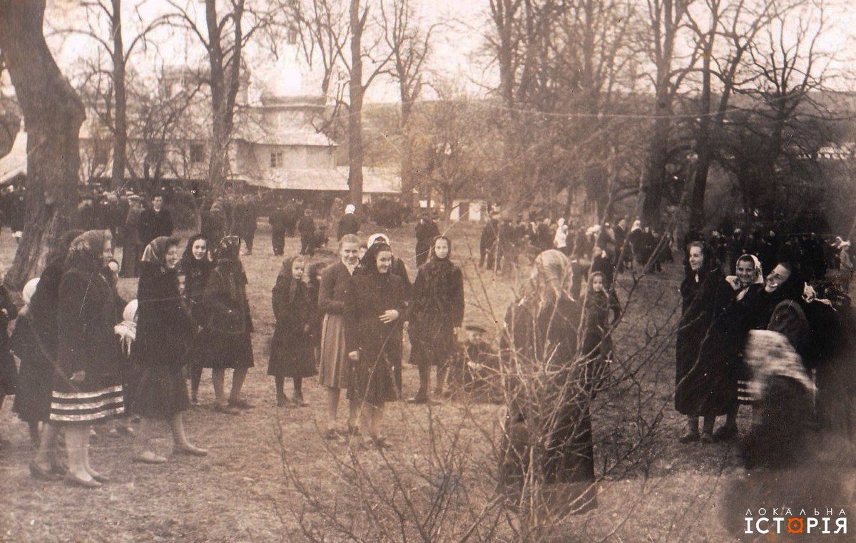 Великодні забави, жінки у колі грають "Третій лишній", с. Печеніжин Коломийського р-ну Івано-Франківської обл., 1970 р. Особистий архів Василя Гаврищука