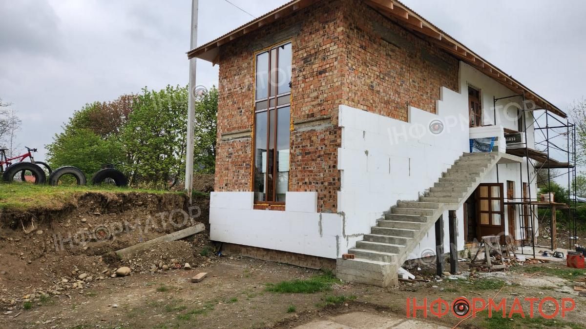 Церковне керівництво звело будівлю на березі Пруту в Коломиї, частково зруйнувавши дамбу 9