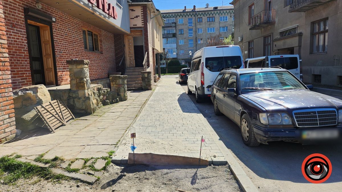 На вул. Кобилянської у Коломиї почали облаштовувати тротуари 3