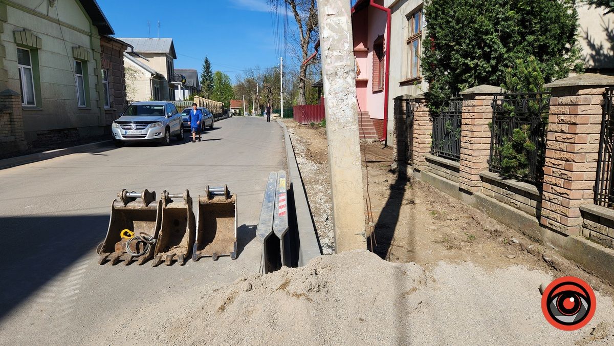 На вул. Кобилянської у Коломиї почали облаштовувати тротуари 2