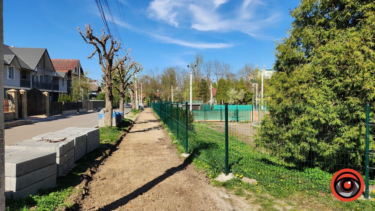 На вул. Кобилянської у Коломиї почали облаштовувати тротуари 1