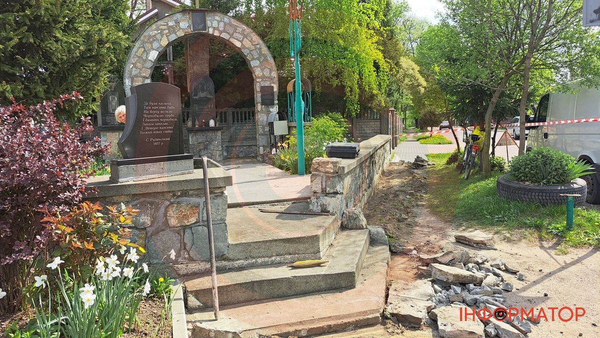 У Коломиї проводять благоустрій території біля пам'ятника Чорнобильцям 4