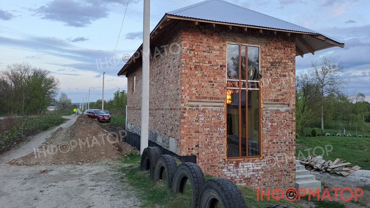 Церковне керівництво звело будівлю на березі Пруту в Коломиї, частково зруйнувавши дамбу 4