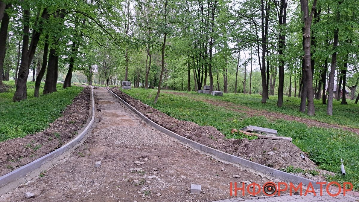 Більше бруківки: на Шевченківському озері знову кладуть плитку, цього разу за 1,3 млн грн 2