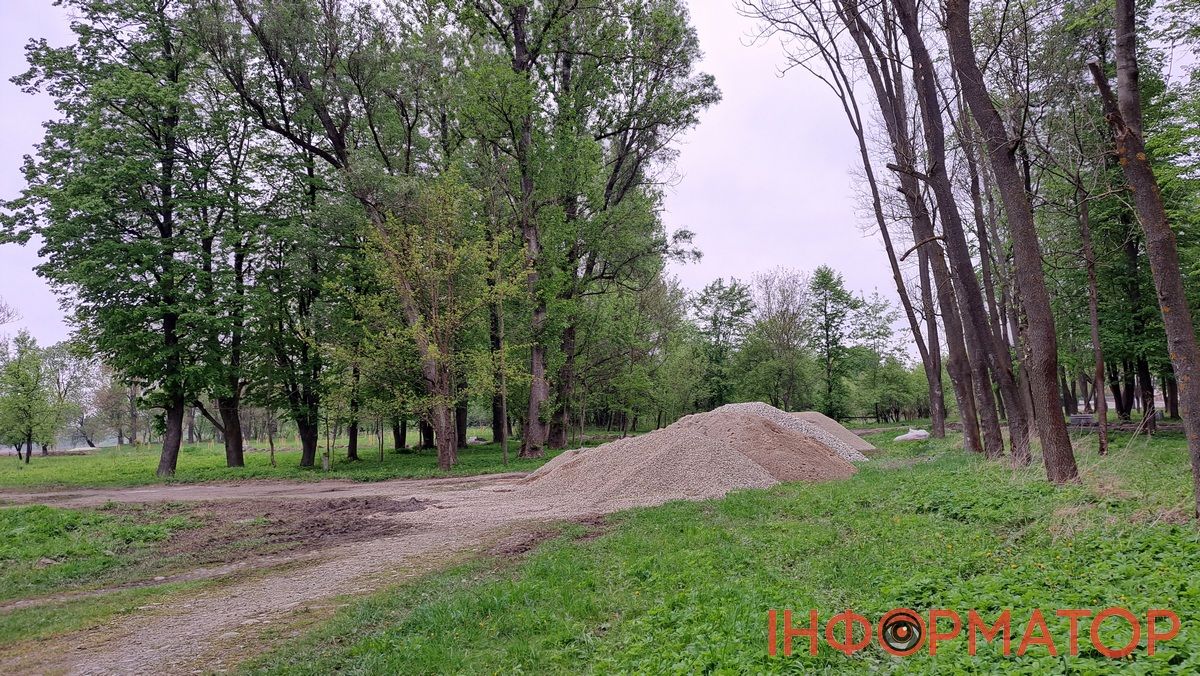 Більше бруківки: на Шевченківському озері знову кладуть плитку, цього разу за 1,3 млн грн 3