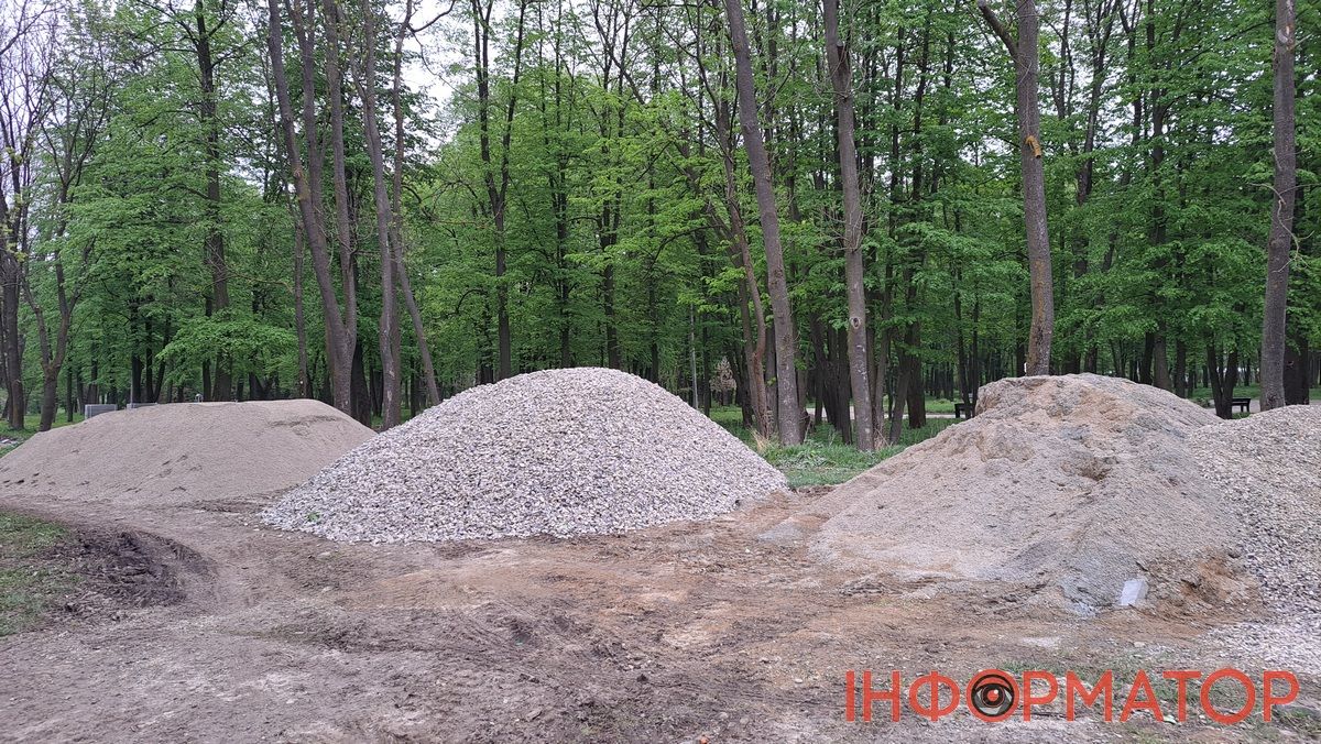 Більше бруківки: на Шевченківському озері знову кладуть плитку, цього разу за 1,3 млн грн 5