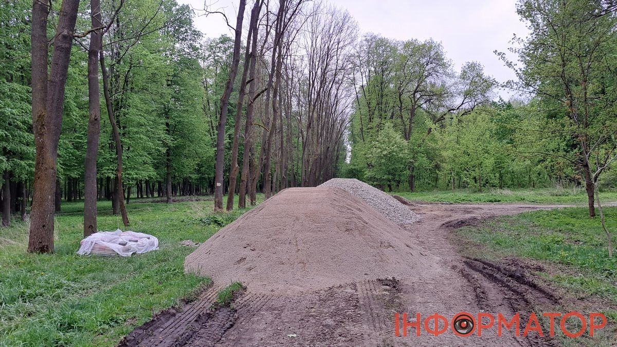 Більше бруківки: на Шевченківському озері знову кладуть плитку, цього разу за 1,3 млн грн 7