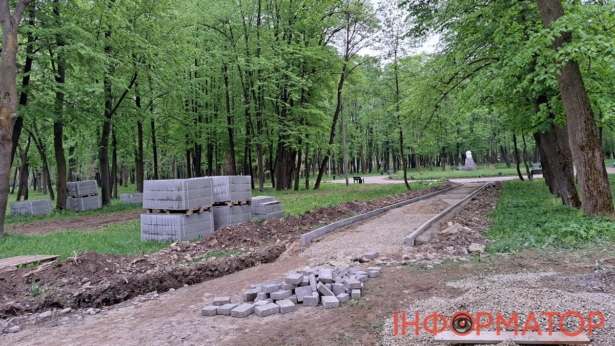 Більше бруківки: на Шевченківському озері знову кладуть плитку, цього разу за 1,3 млн грн 8