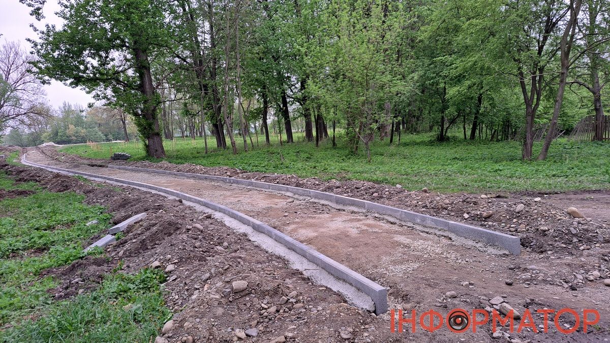 Більше бруківки: на Шевченківському озері знову кладуть плитку, цього разу за 1,3 млн грн 4