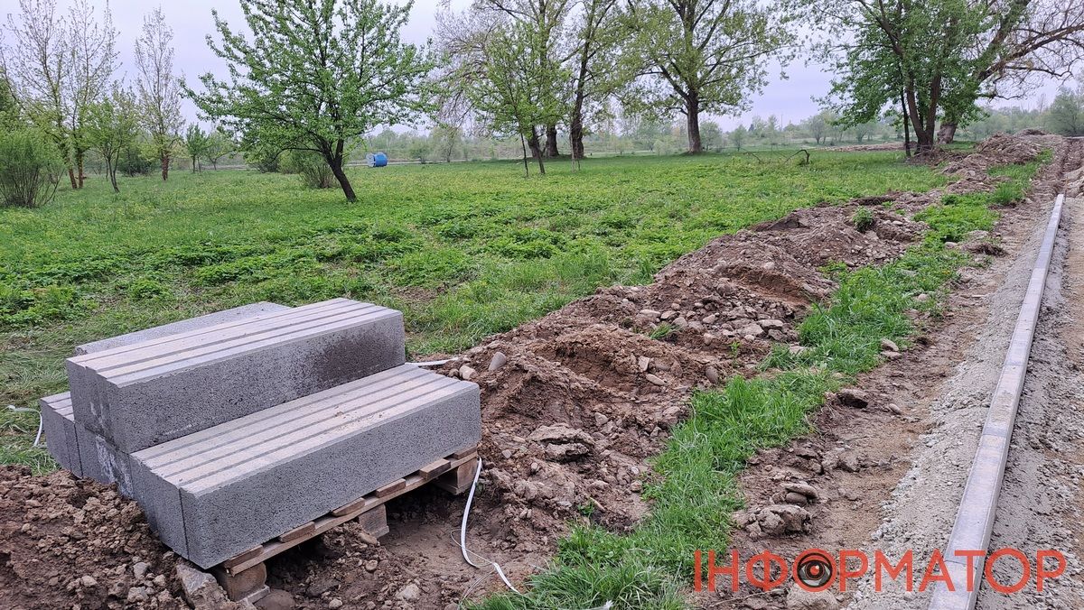 Більше бруківки: на Шевченківському озері знову кладуть плитку, цього разу за 1,3 млн грн 6