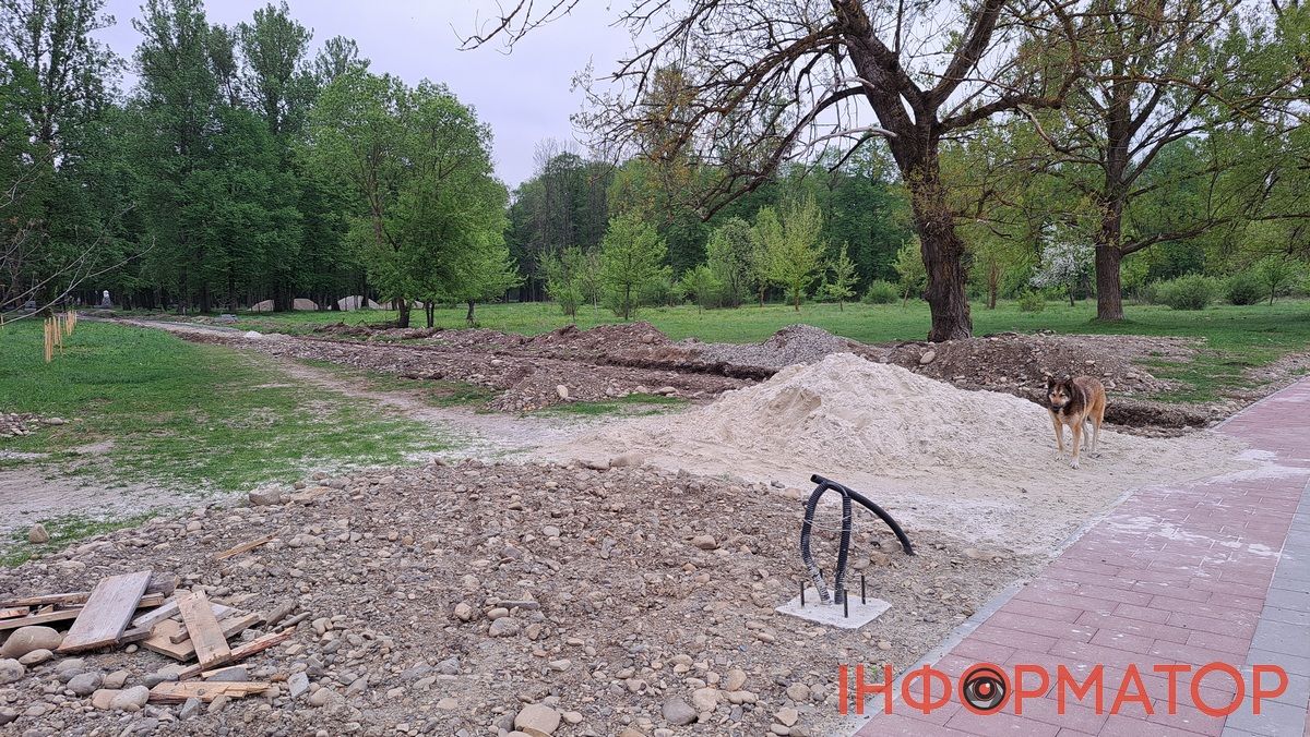 Більше бруківки: на Шевченківському озері знову кладуть плитку, цього разу за 1,3 млн грн 10