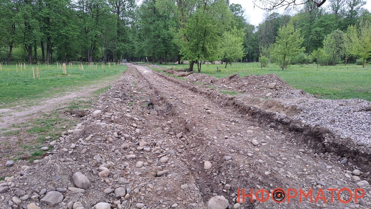 Більше бруківки: на Шевченківському озері знову кладуть плитку, цього разу за 1,3 млн грн 9