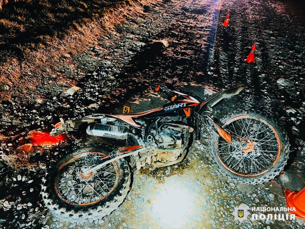 Вночі у Космачі хлопці на мотоциклі врізалися в кам’яну огорожу: є загиблий 1
