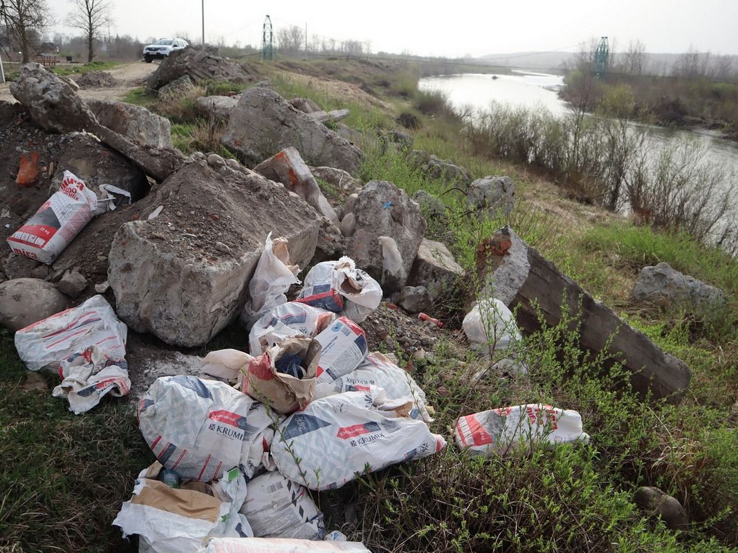 У Коломийській громаді встановили фотопастки біля стихійних сміттєзвалищ 3