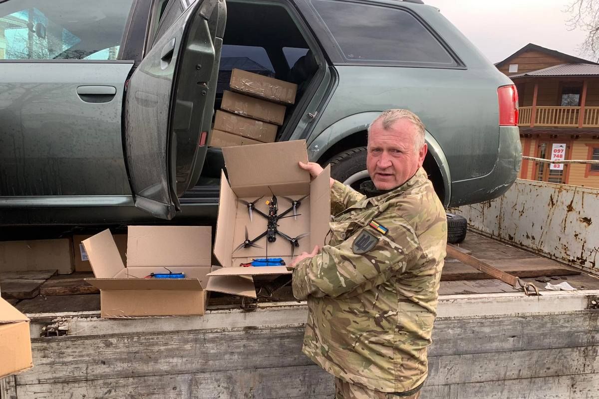 Кутська громада відправила захисникам понад два десятка дронів та дві автівки 2