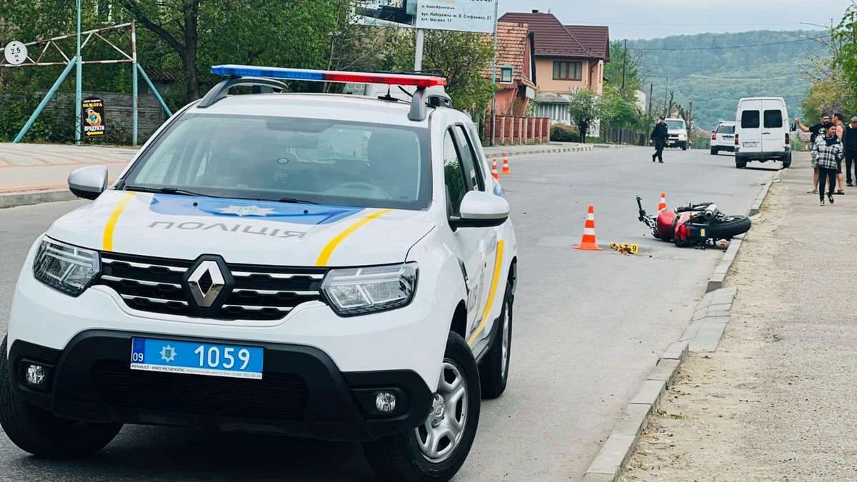 У Надвірній зіткнулись мікроавтобус та мотоцикл: є травмовані