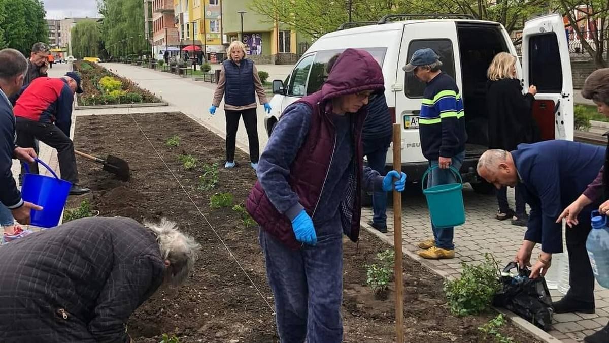 У Городенці висадили квіти в пам'ять про загиблих захисників 3