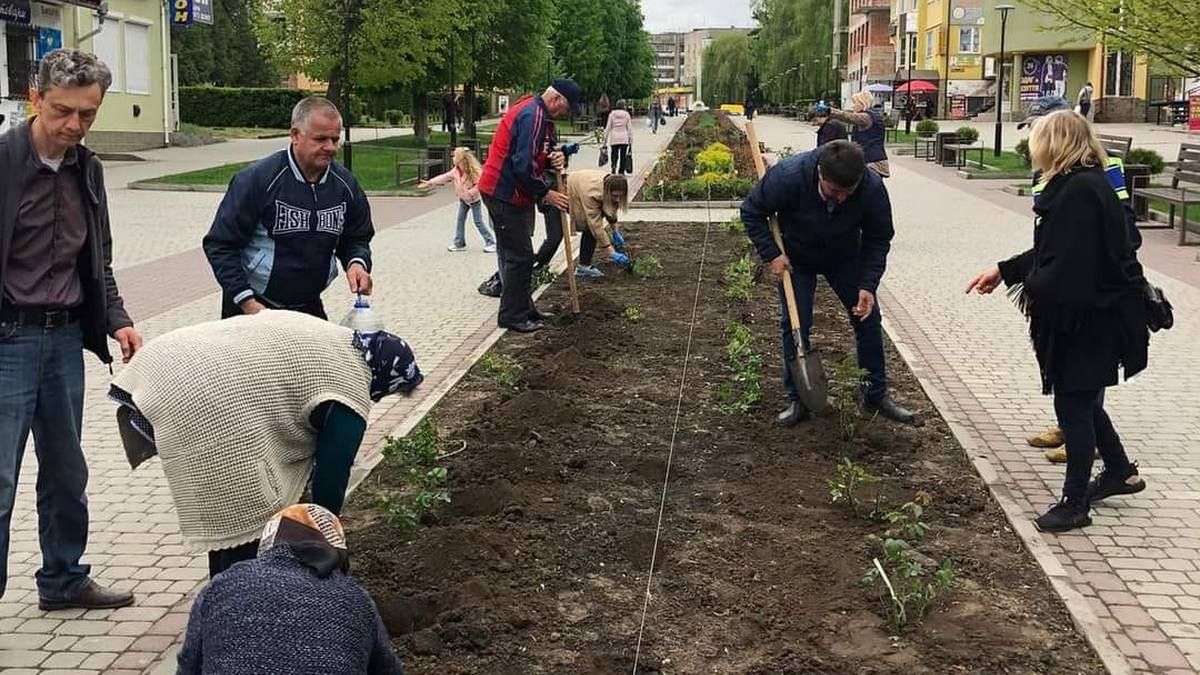 У Городенці висадили квіти в пам'ять про загиблих захисників