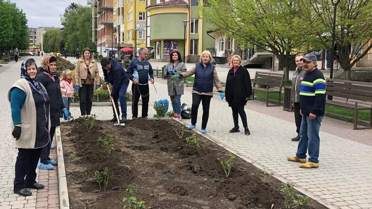 У Городенці висадили квіти в пам'ять про загиблих захисників 2