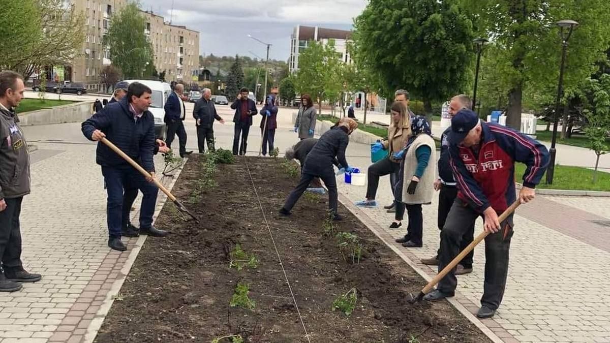 У Городенці висадили квіти в пам'ять про загиблих захисників 1