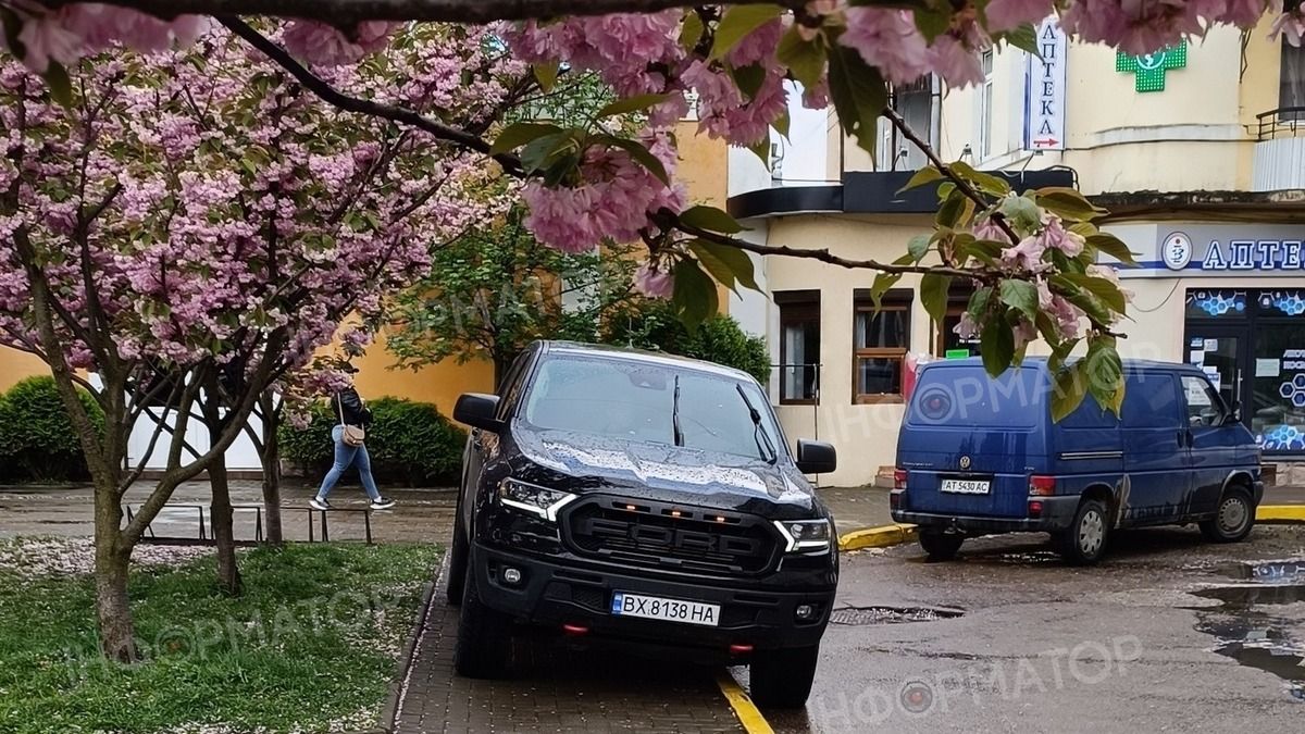 На розмітці 1.4, зате під сакурою: Ford Ranger водій припаркував у самому центрі Коломиї