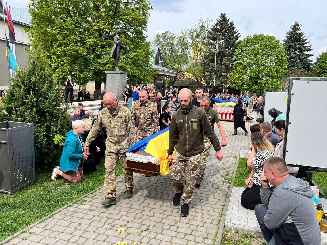 Остання дорога до дому: в Отинії зустріли Героя Василя Соловчука 6