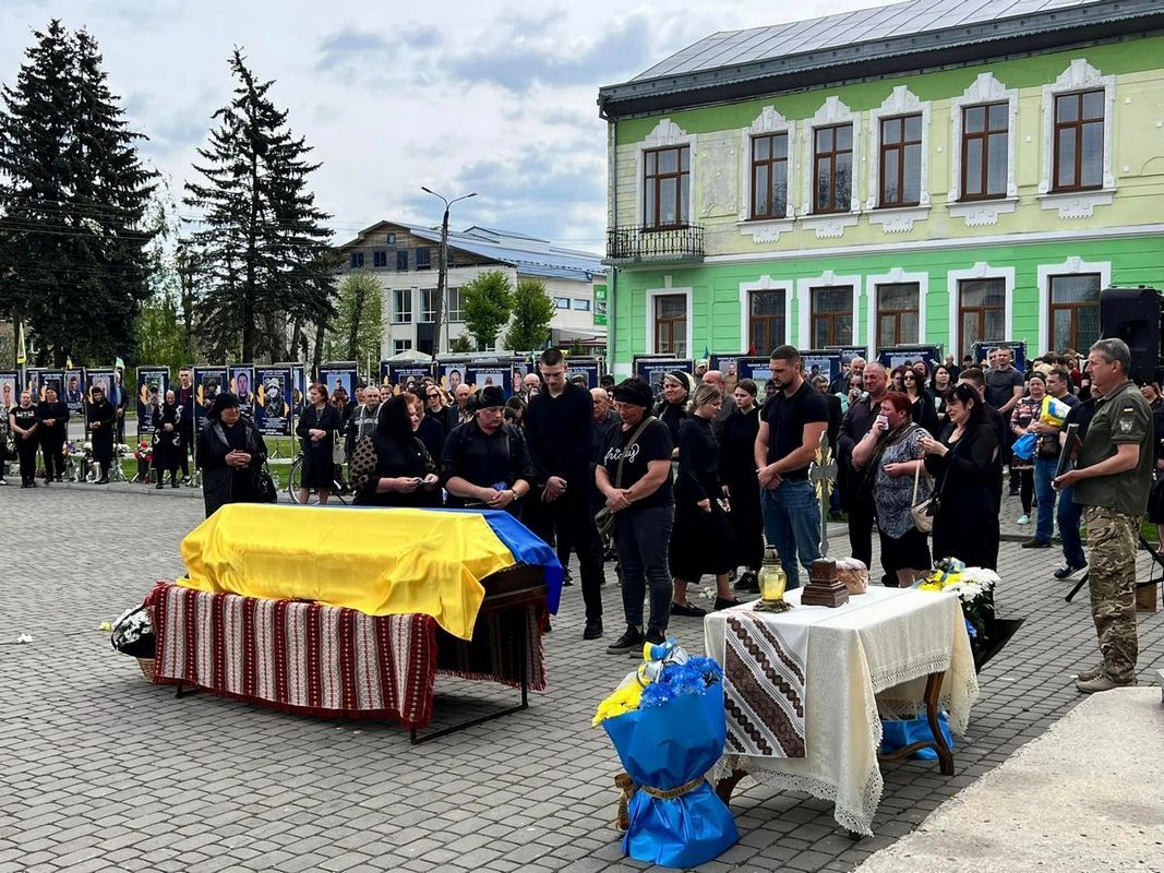 Остання дорога до дому: в Отинії зустріли Героя Василя Соловчука 5