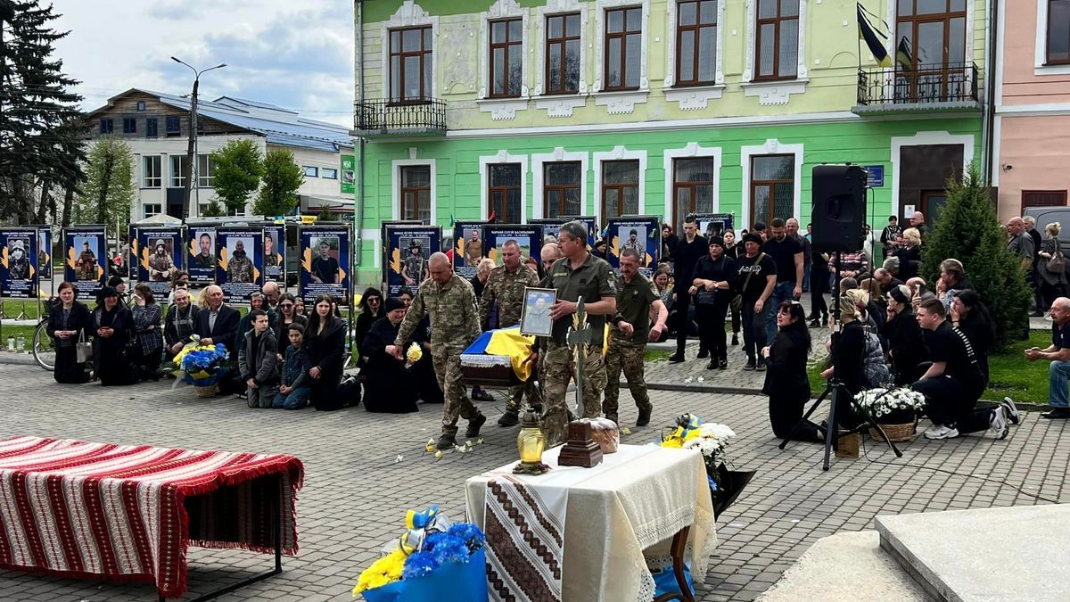Остання дорога до дому: в Отинії зустріли Героя Василя Соловчука 1