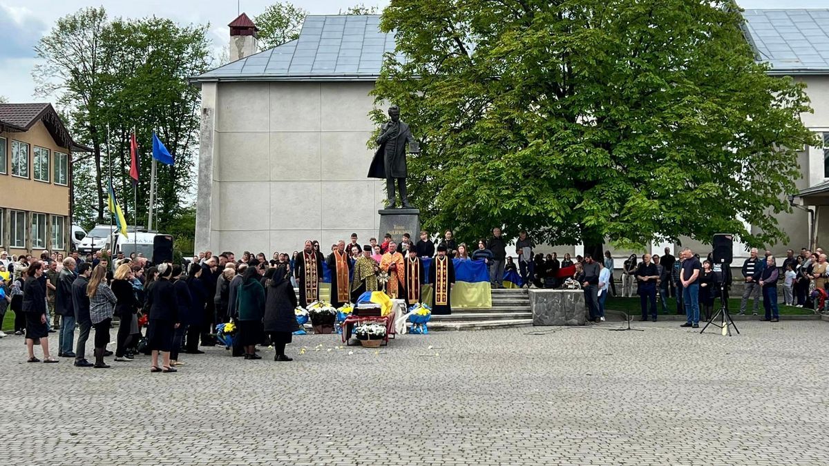 Остання дорога до дому: в Отинії зустріли Героя Василя Соловчука 2