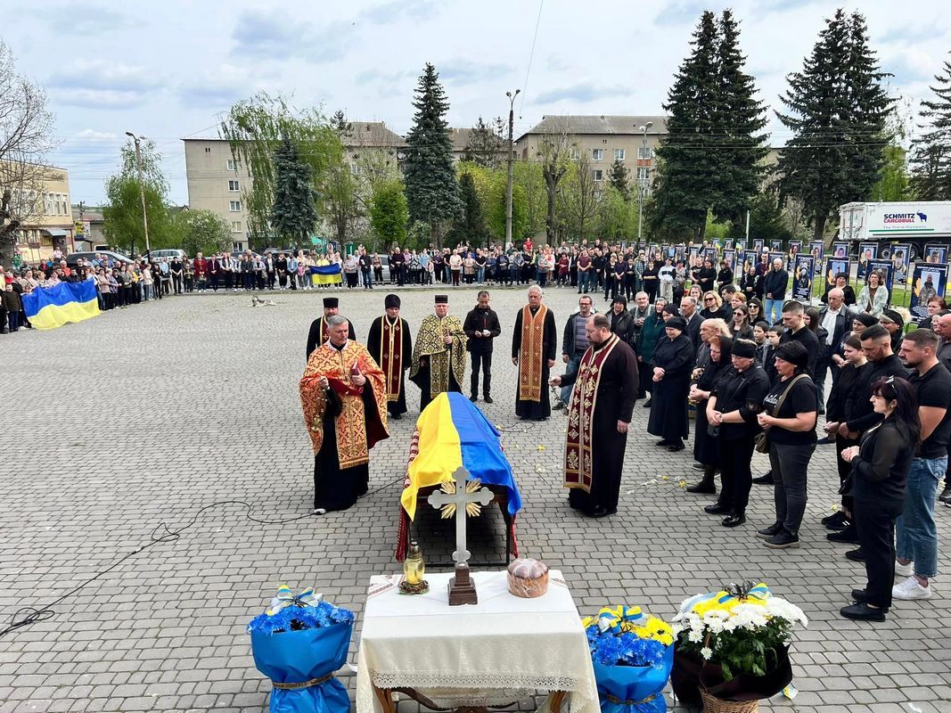 Остання дорога до дому: в Отинії зустріли Героя Василя Соловчука 4