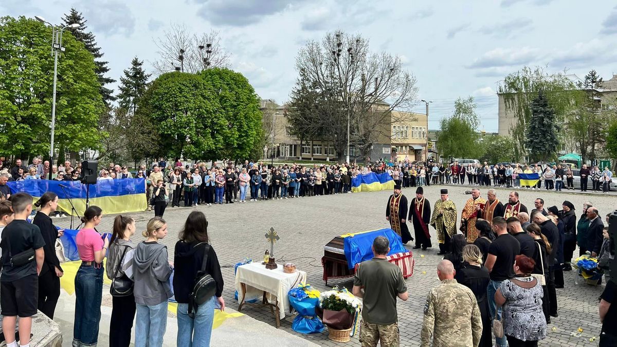 Остання дорога до дому: в Отинії зустріли Героя Василя Соловчука 3
