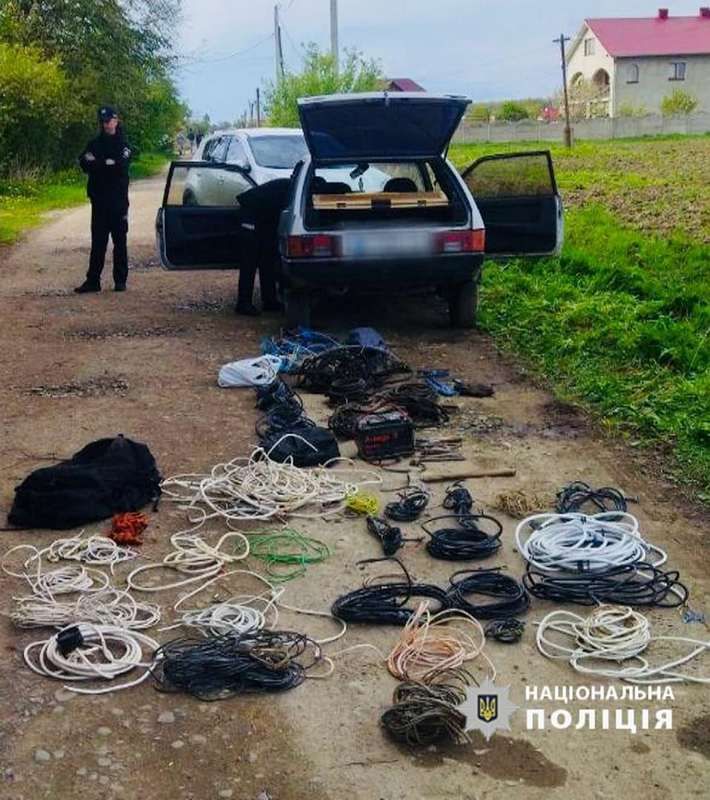 Четверо чоловіків з П'ядик обікрали підприємство на Коломийщині. Їх затримала поліція 1